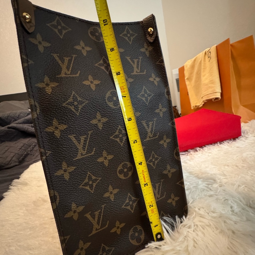 Louis Vuitton OnTheGo - Picture 4 of 16